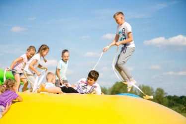 „NADMORSKI MEGA FUN” : 3 wycieczki - Pomerania Fun Park, lasertag, archery tag, holi dodatkowo: park linowy, paddleboard, kolonia 7-10 obóz 11-14 lat